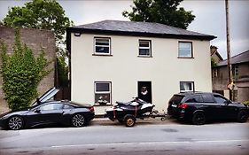 Detached Town Centre Villa In Cashel Sleeps 6 Private Bbq Area & Jacuzzi Bath